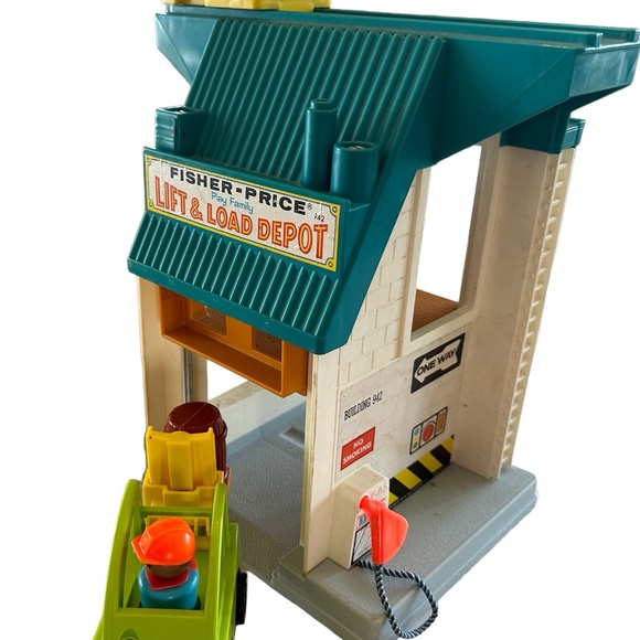 Vintage 1979 Fisher Price Lift and Load Depot - Picture 4 of 7